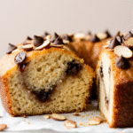 Gâteau moelleux aux poires, amandes et chocolat, dessert savoureux et délectable