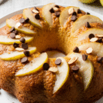 Gâteau moelleux aux poires, amandes et pépites de chocolat, dessert savoureux et gourmand
