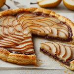 Tarte Poire-Chocolat garnie de poires juteuses et de chocolat fondant