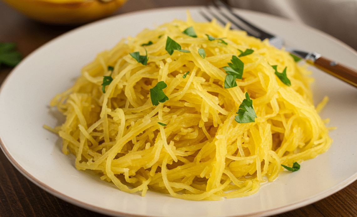 Courge Spaghetti Simple et Saine : Une Délicieuse Alternative 1 Plat de courge spaghetti cuisinée avec tomates et herbes fraîches