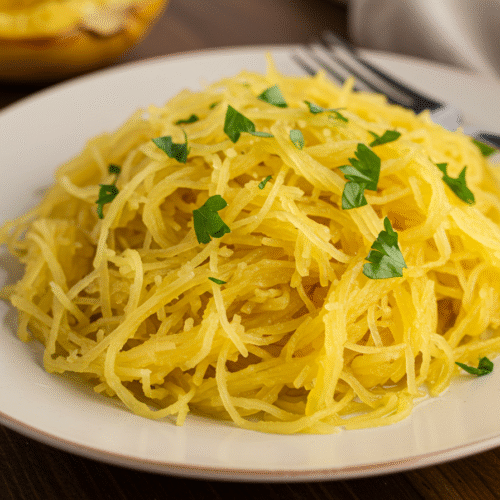 Courge Spaghetti Simple et Saine : Une Délicieuse Alternative 2 Plat de courge spaghetti cuisinée avec tomates et herbes fraîches