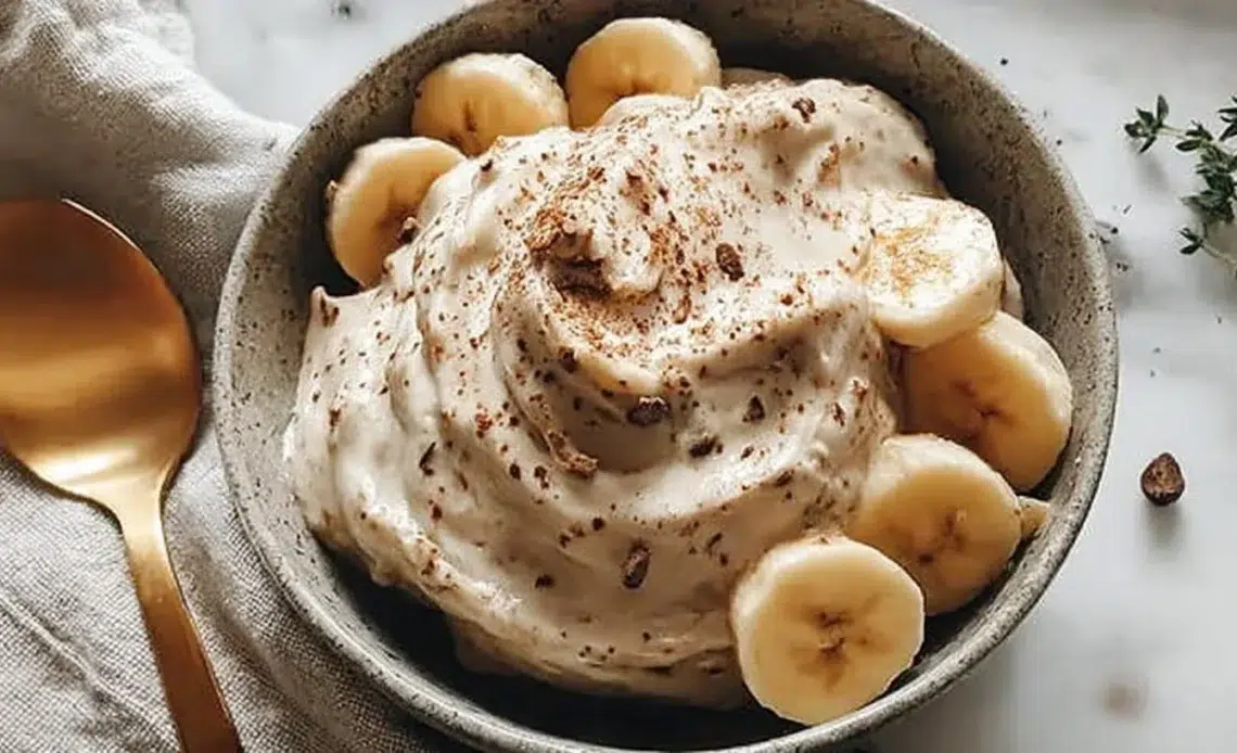 Crème glacée délicieux à la banane et à la noix de coco dans un bol