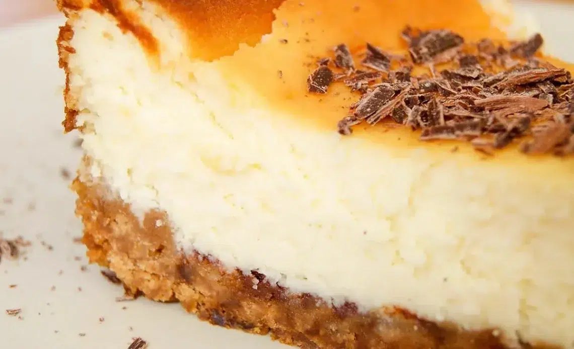 Un cheesecake au chocolat blanc délicatement préparé sur une assiette garnie.