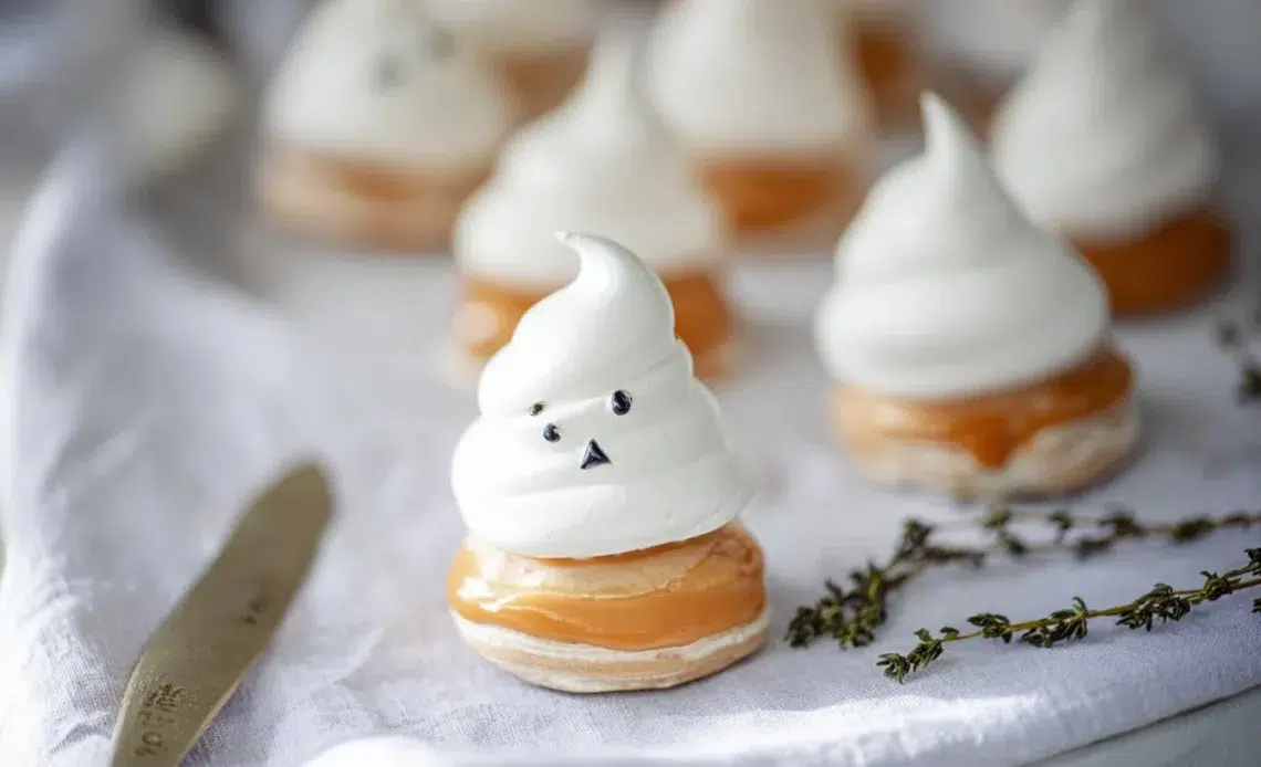 Fantômes en Meringue 1 Fantômes en meringue décoratifs, légers et savoureux, idéaux pour Halloween.