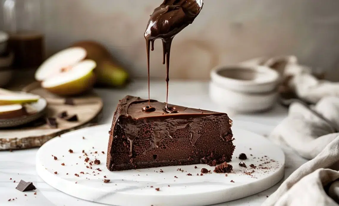 Gâteau Chocolat Poire 1 Gâteau Chocolat Poire délicieusement décoré avec des tranches de poire.