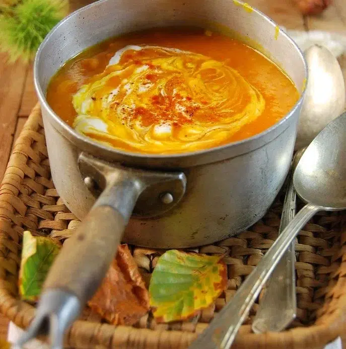 Soupe réconfortante au potimarron et à la tomate 1 Soupe chaude au potimarron et tomate dans un bol en céramique