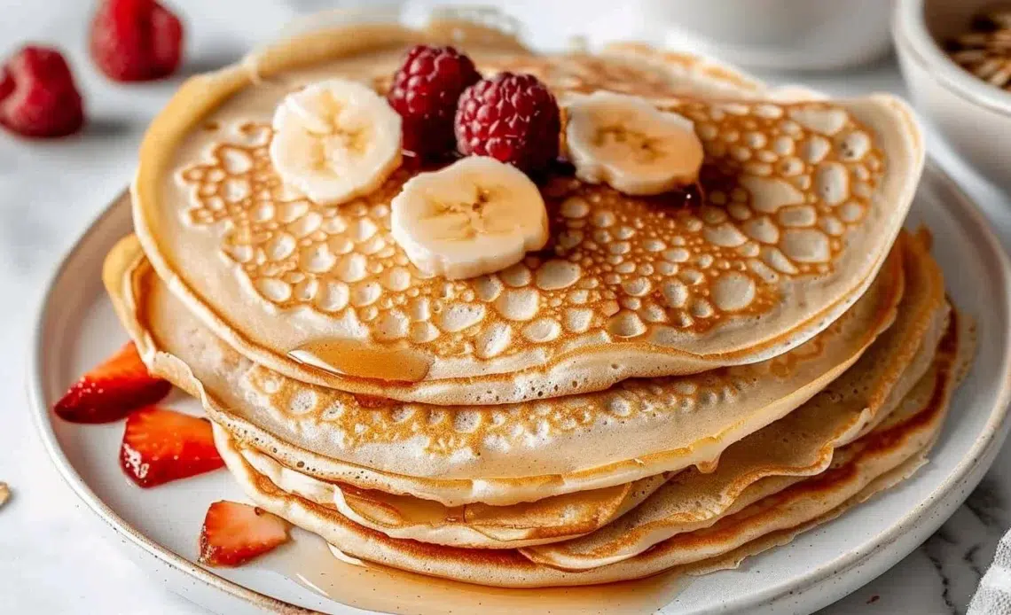 Crêpes à la farine d'avoine dans une assiette garnies de fruits frais