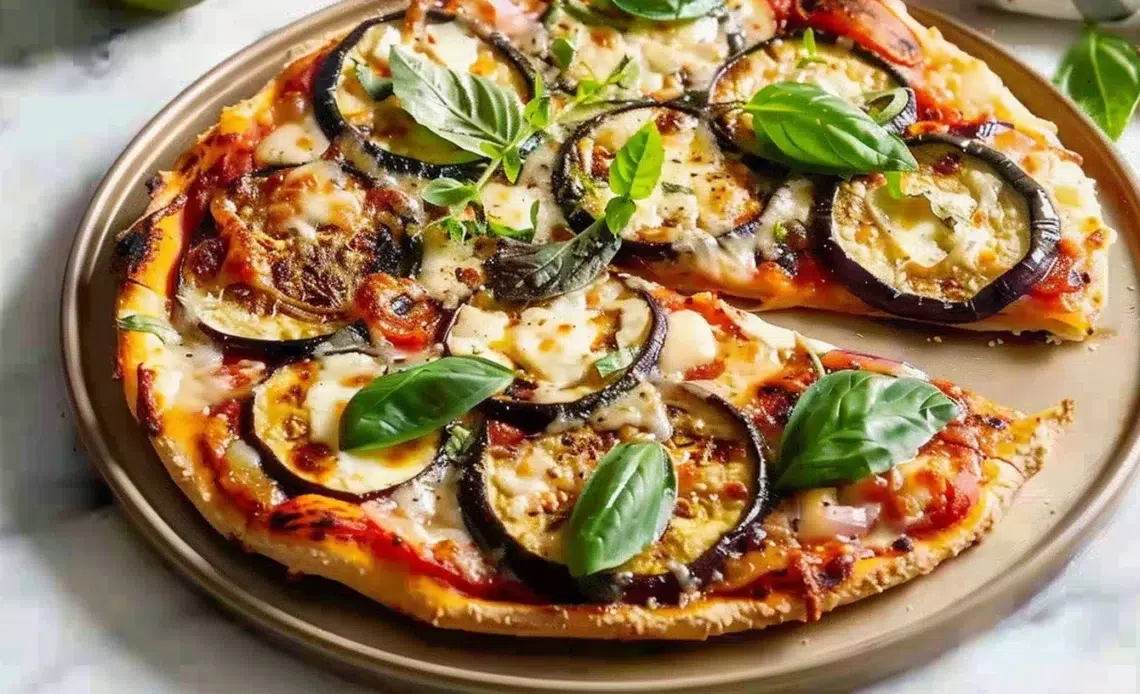 Pizza d'aubergine grillée 1 Pizza d'aubergine grillée savoureuse et saine sur une table