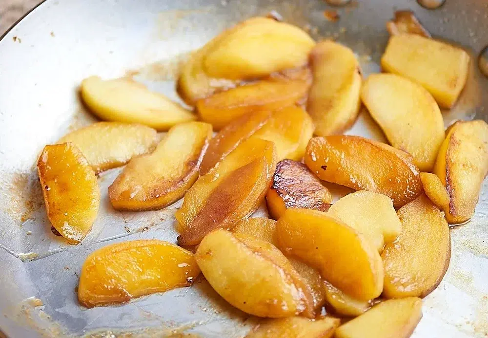 Délicieuses pommes rôties croustillantes dorées au four