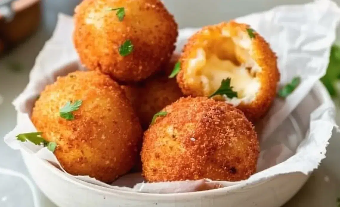 Arancinis au fromage 1 Arancinis au fromage croustillants dorés, prêts à être dégustés.