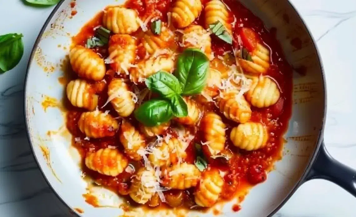 Gnocchis à la sauce tomate tout-en-un, plat savoureux et rapide à préparer.