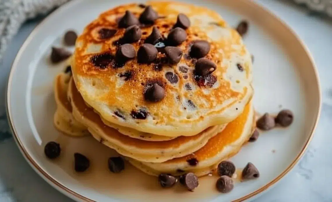 Mini pancakes avec yaourt et pépites de chocolat sur une assiette