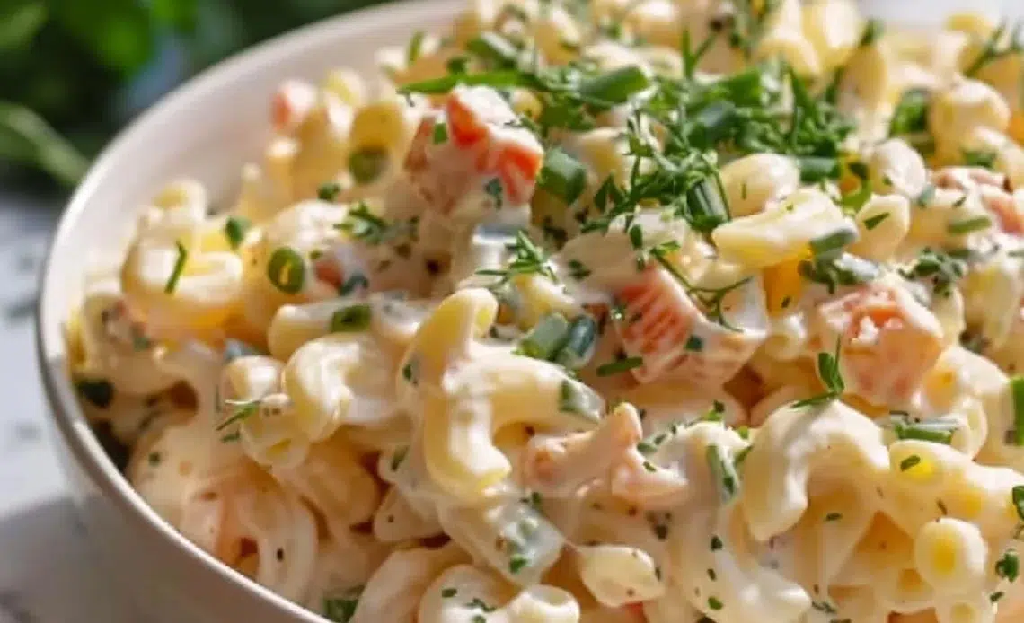 Salade de macaroni à la mayonnaise servie dans un bol.